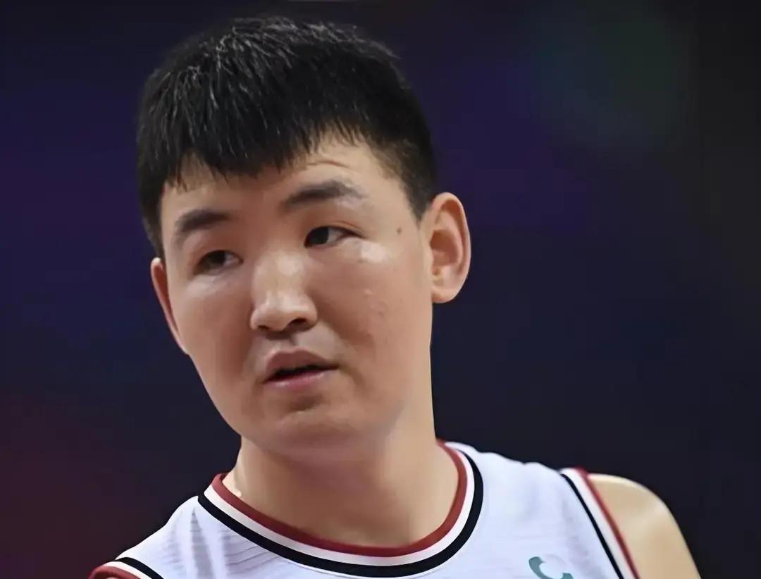 深圳男篮被北控打得毫无脾气，全场输得灰头土脸，外界的唾沫星子几乎全喷向了教练席上的顾全。
可谁也没想到，赛后第一个跳出来扛雷的，居然是贺希宁。
面对铺天盖地的质疑，他直接把教练组摘得干干净净，直言比赛打成这副德行跟教练没关系，纯粹是场上球员自己的努力程度不够。
这话听着确实讲义气，甚至情商拉满
