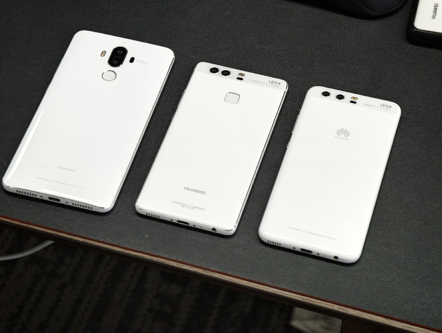 P9、Mate9和P10三代陶瓷白大家怎么选[馋嘴]
我选P10，去掉了后盖一侧的银色倒角，一体感更强；而且圆润的机身跟陶瓷白也很搭[爱你] ​