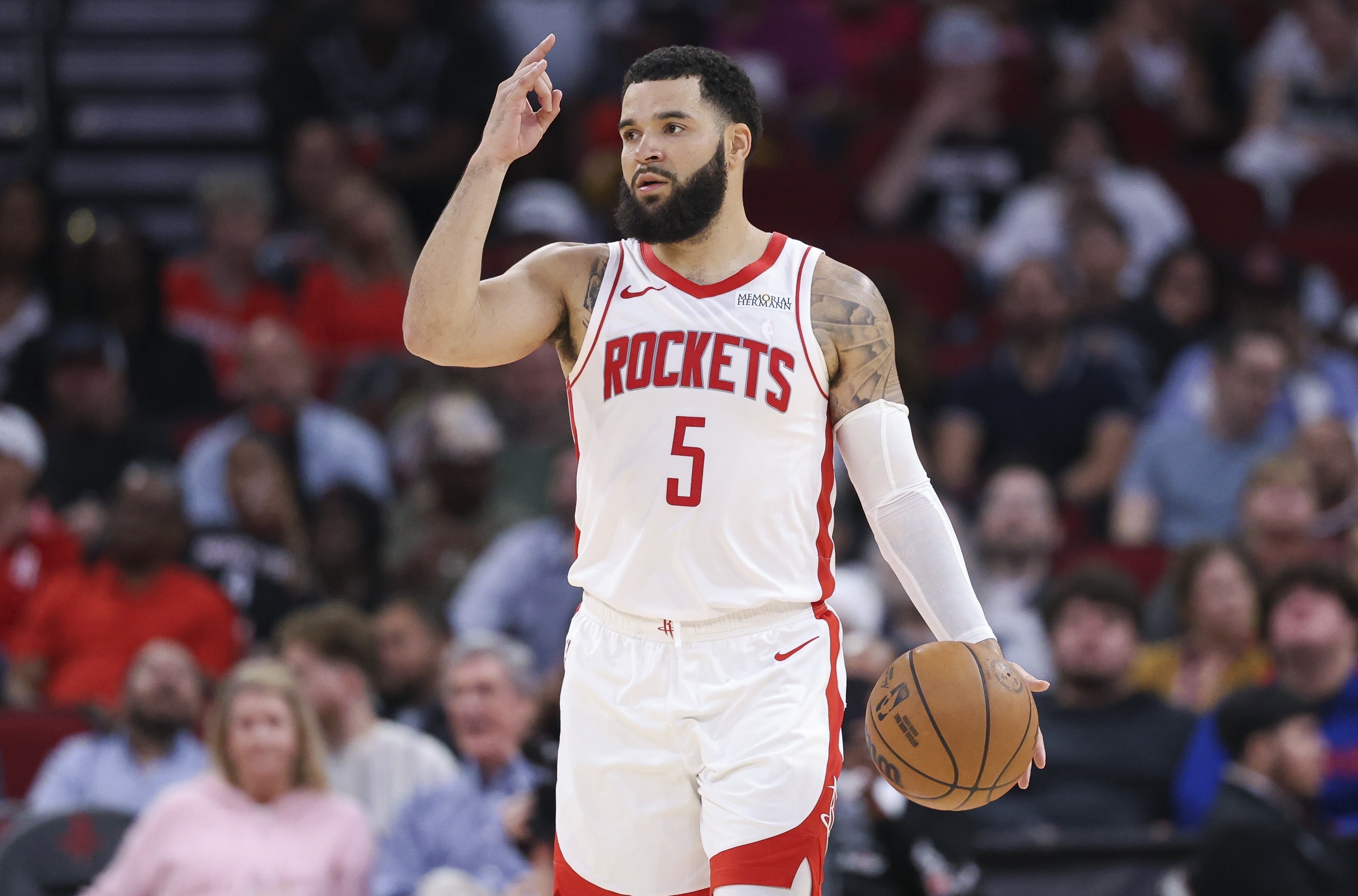 #火箭##首发阵容##范弗里特##杜兰特##NBA#
火箭媒体人：揭幕战首发已定——范乔丹+KD+申京+小贾+阿门

火箭媒体人Jackson Gatlin透露新赛季揭幕战首发阵容：范弗里特、杜兰特、申京、阿门·汤普森、小贾巴里·史密斯。

“阵容将与我们上赛季看到的完全一样，第五个位置变成了范弗里特。其他四名首发基本 ​