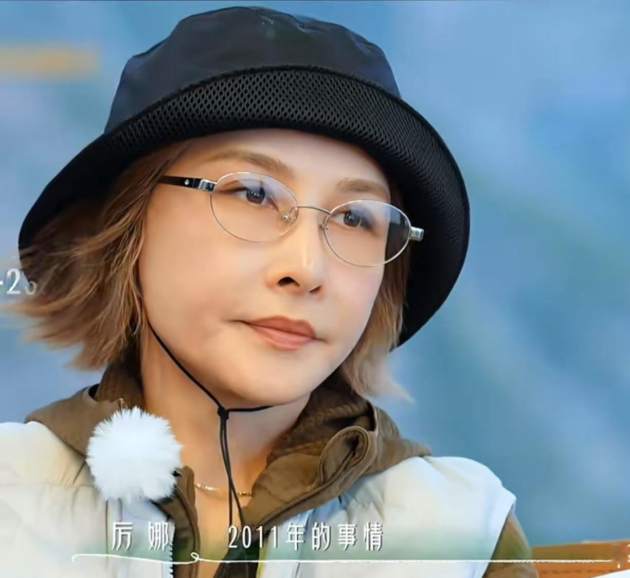 当年被昔日好友一句话“捅”到高层那里惨遭雪藏，这口恶气换谁憋了快二十年，恐怕都咽不下去。
很多人聊起06届超女厉娜和许飞的陈年旧怨，总爱争个是非黑白。有人骂告密的太阴险，也有人翻出旧账，说厉娜私下接活违规在先，怪不得别人。
可说句大实话，名利场里扎堆的所谓闺蜜情，本就脆得像张纸。资源总共就那么丁