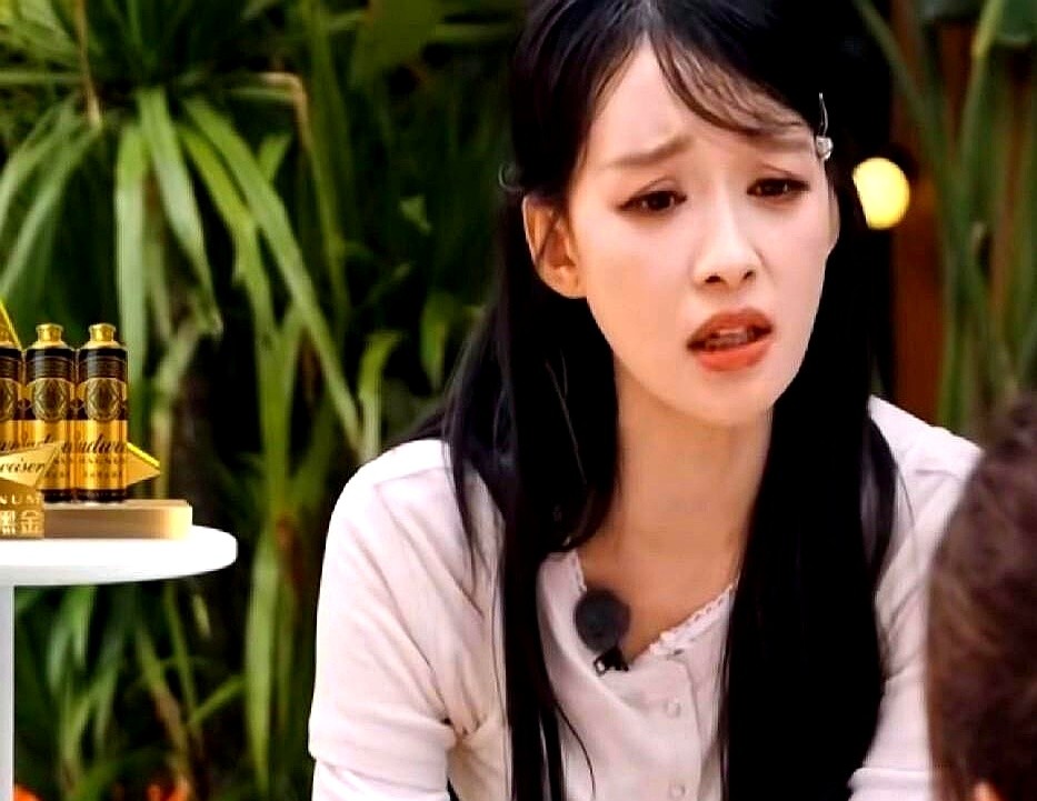 “这个年纪找头婚不容易。”孙怡话音刚落，李小冉当场笑出声。

刚公开离婚没几天，就被人当着镜头劝“别太挑”。李小冉没黑脸，反倒慢悠悠接了一句：“可以直接找不着。”全场愣了两秒，她又补了句“霸道总裁爱上我”，自己先乐了。

郭京飞在旁边听不下去，直接撂话：就她这条件，只要点头，未婚的排着队来。

孙怡