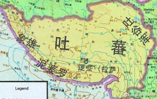 公元641年，一支庞大的送亲队伍从长安出发，翻越陇山，穿过河西走廊，向着逻些城缓缓行进。队伍最前方，是大唐宗室之女文成公主。松赞干布用最盛大的礼仪迎接她的到来。表面看，这是一段汉藏友好的千古佳话。但很少有人追问：这场和亲，究竟是怎么来的？答案是：打出来的。就在几年前，松赞干布率二十万大军逼近松州，被唐军击退。但他没死心，继续陈兵边境，摆出一副不达目的不罢休的架势。李世民权衡利弊，最终答应了和亲。一个刚统一青藏高原的新兴政权，凭什么敢对如日中天的大唐亮刀？更让人费解的是，此后两百多年，吐蕃像着了魔一样反复袭扰唐朝，大小战役打了上百次，却几乎从不南下攻打武力孱弱的印度。放着软柿子不捏，偏要跟硬骨头死磕。这背后到底藏着什么逻辑？青藏高原，平均海拔四千米以上，空气含氧量只有平原的六成，能种青稞的土地少得可怜。松赞干布虽然完成了统一，但统一之后，一个更棘手的问题摆在了面前：人越来越多，粮食和物资却远远不够。战争从来都是手段，不是目的。吐蕃军队翻过雪山、穿过草甸，一次次向唐朝边境推进，根本动机...