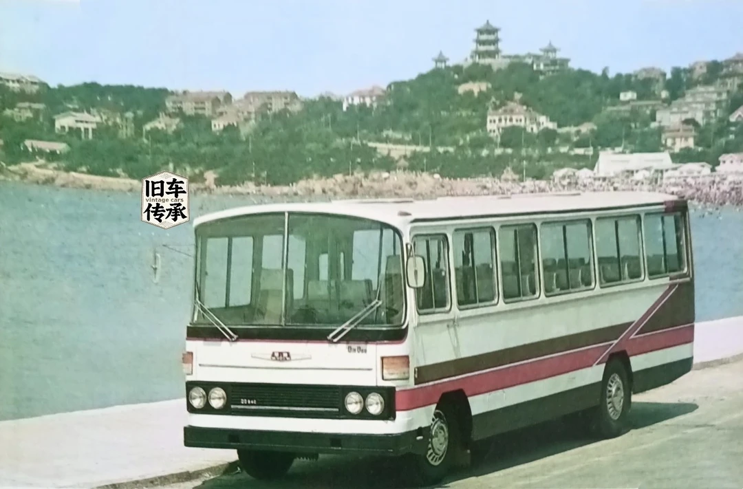 琴岛QD640型团体客车