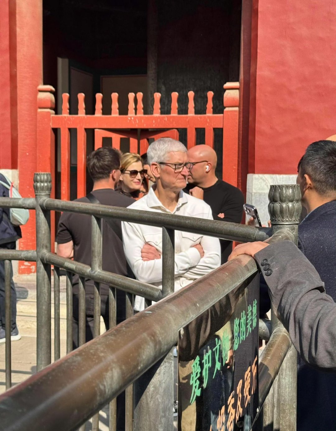 库克这是卸任后，在中国玩嗨了，今天老哥又跑去北京的雍和宫、故宫，将近在中国呆了快 5 天，这是他卸任以后，最长的一次出访行程。

目前库克还担任着苹果执行董事长职务，主要负责政策和政府关系，就是全球到处跑（顺便玩。 ​