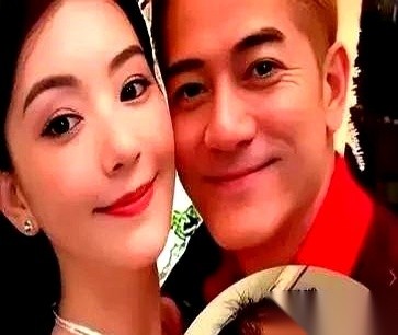 盯着郭富城和方媛这段“老夫少妻”婚姻的人，大半都在等一个俗套的豪门剧本——年轻娇妻死磕生男丁。
结果，方媛连产三女后，郭富城直接甩出了底牌：不生了，就这三个。
外界曾一度传得沸沸扬扬，说天王求子心切，对连生三个闺女私下里不满意。可现实的镜头一切换，郭富城直接把手里大把的通告推掉，剧组也不长蹲了，转身