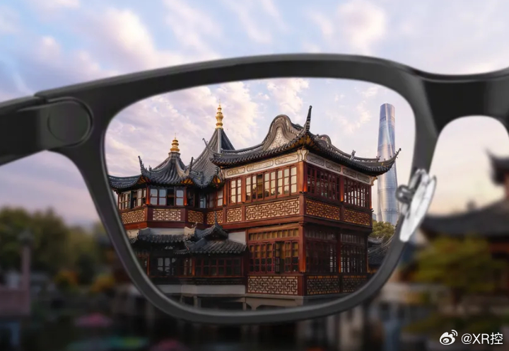 #AI眼镜# 【上海首个“AI眼镜城市伴游”试点在黄浦区落地】

外滩大会开幕前夕，上海黄浦区启动全市首个 “AI 眼镜城市伴游” 试点项目，把智能眼镜技术投放到真实城市文旅场景之中。

游客可以通过支付宝租借千问 AI 眼镜，开启一条特色游览线路，行程从豫园商城出发，途经城隍庙、豫园园林、各类老字 ​