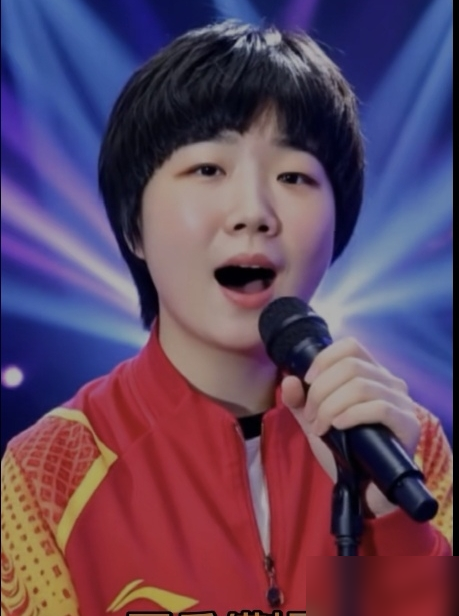 3-0剃了伊藤美诚光头，刘国梁赛后只撂下一句：战术效果非常好。这话搁国乒，比夸一百句漂亮都重。
名古屋女团决赛，蒯曼站那儿就把伊藤美诚的搏杀全摁死了。台内小球控得死死的，发球变化打不出来，近台抢攻没机会上手，活活把对手调动到满场跑，失误一个接一个。
别人拼力气，她拼脑子。每个落点都像提前算好的，