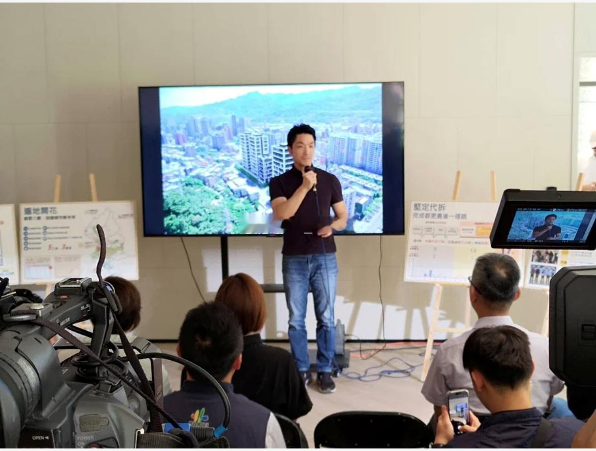 綠拱矢板明夫打蔣 剛炒完DNA 今再酸蔣「三大政績」
蔣萬安回應：當局不做、台北市做

沈伯洋日前在東京成立日本後援會，印太戰略智庫執行長矢板明夫到場力挺，並酸爆台北市長蔣萬安的三大政績是「小孩上學喝奶、爸爸路邊吸菸、媽媽搭捷運刷手機」。蔣萬安今一一反擊，其中矢板明夫質疑的第一個生生喝鮮 ​