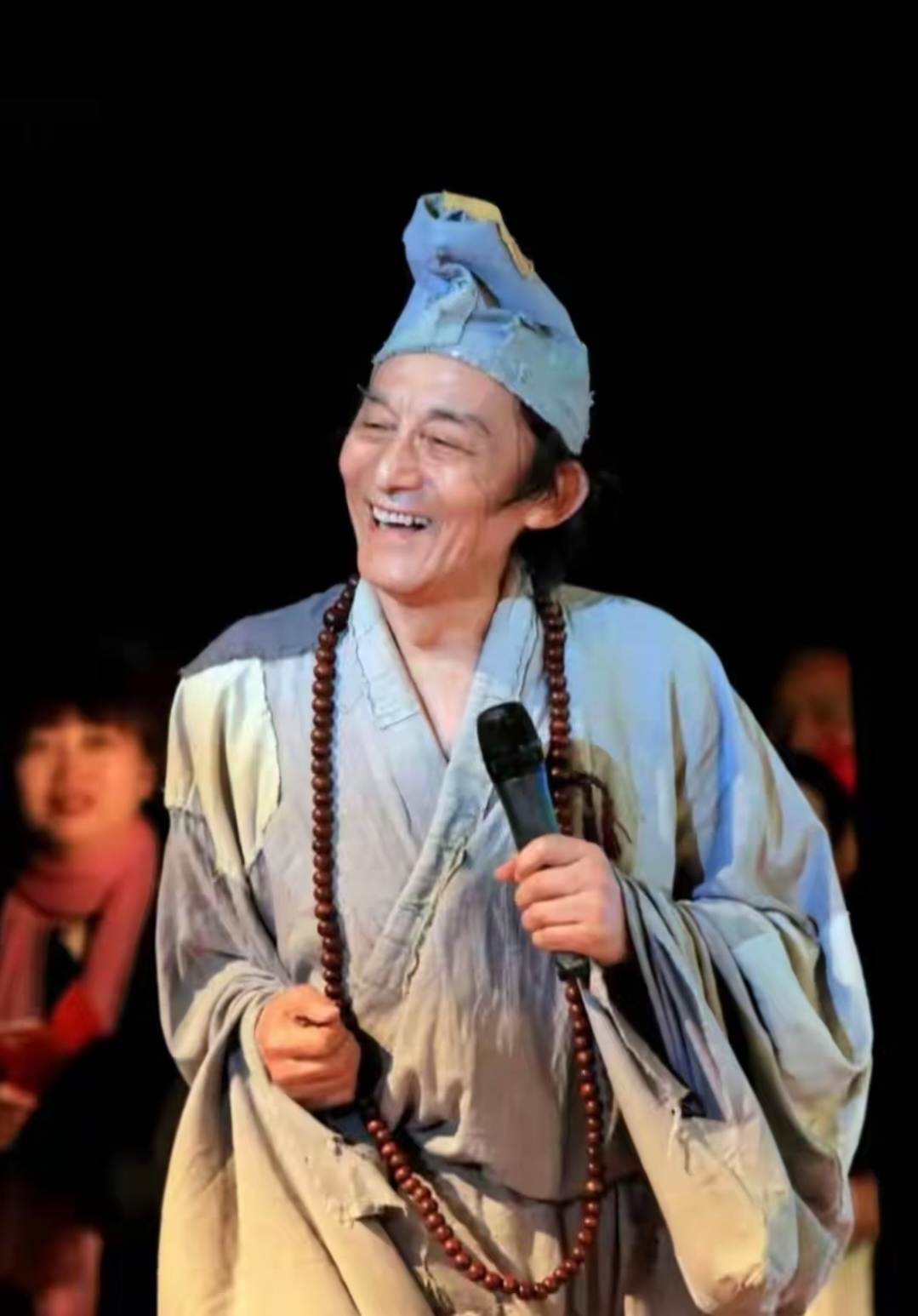 不知道算不算一种玄学，人好像隐约能感知自己离开的时刻，游本昌老爷子便是如此。
9月16日，他刚过完93岁生日，还笑着录视频，给大家送上祝福。仅仅八天之后，9月24日清晨，老人家安详离去。
早些年聊起生死，他看得通透，说生命有限，尽力做好自己的事就够了。他早早签下遗体捐献，叮嘱家人不必过度抢救。
走的