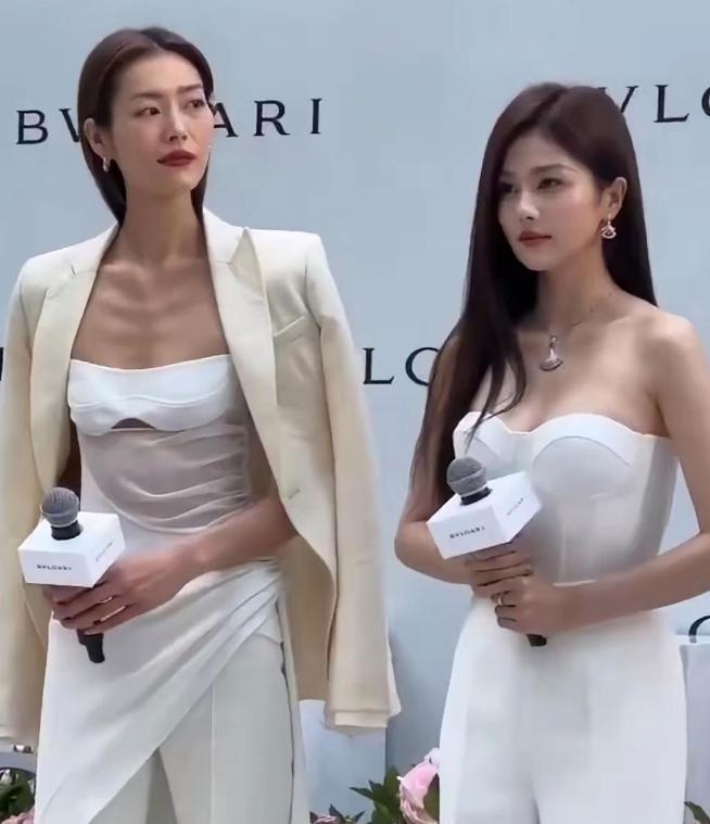 女明星已经够瘦了，超模比女明星还瘦
白鹿165、94斤，刘雯178、只有102斤，对比刘太瘦了，瘦得跟之前颖儿一样的特点。
虽然瘦好看，但是也不能瘦到不行，还是多吃一点饭，作为超模需要穿不同品牌走秀，真的只是一个衣架子了。
而白鹿86斤，已经很瘦了，再跟刘对比，显得刘更瘦了。
你觉得这2种身材，更 ​