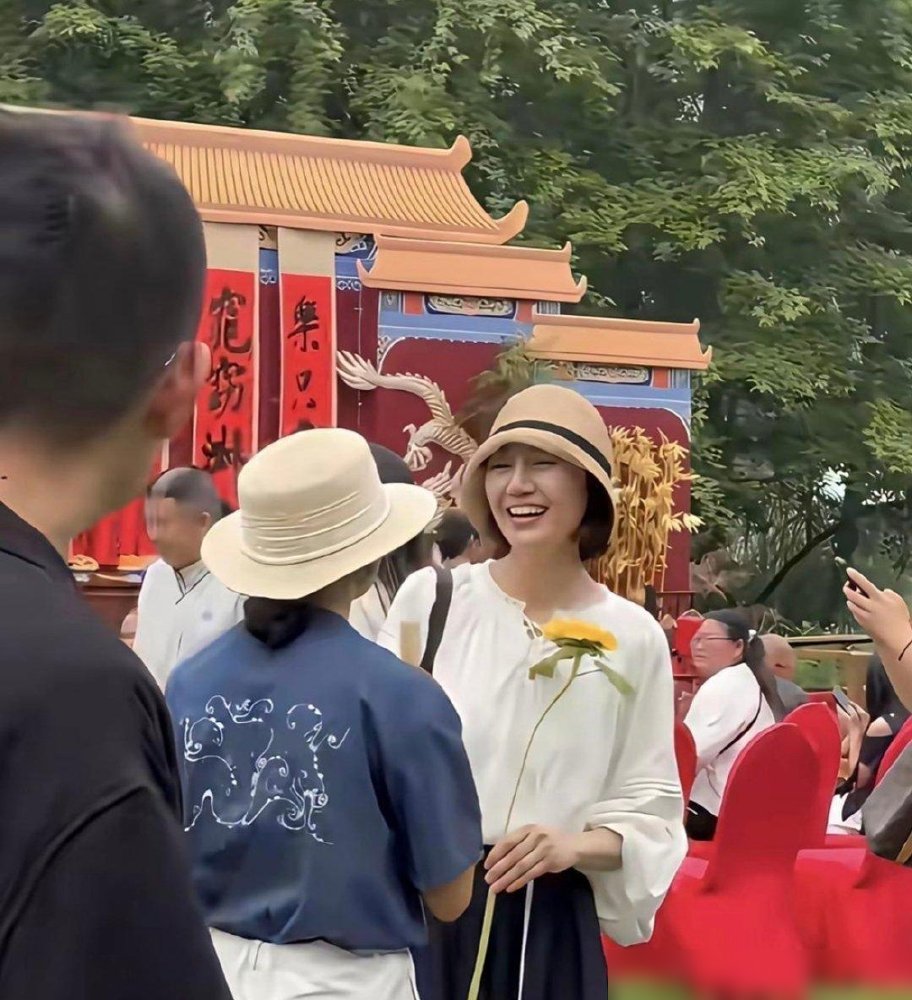 袁泉跟夏雨去吃席，夏雨那个手就没从她腰上放下来过。
安徽一场中式婚礼，两口子穿得跟普通亲戚似的，站人堆里不介绍都认不出。合影来者不拒，夏雨下意识一揽，袁泉顺势一靠，十六年夫妻，身体骗不了人。
这俩平时各忙各的。袁泉前脚刚在《蜂蜜的针》里剃了眉毛演女囚，素颜秃眉“毁容式”演技炸上热搜。夏雨后脚就官