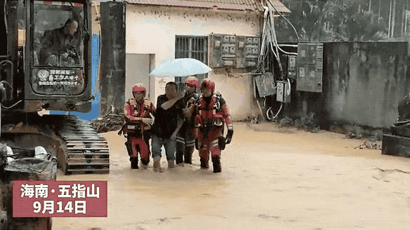 暴雨破纪录！海南全域拉响多级灾害预警，4.2万人紧急转移，13地全面停课
 
2026年9月13日傍晚，南海热带低压登陆越南沿海，当晚正式停止编号。天气系统的消散，没有终结海南的降水过程。冷暖气流持续博弈、水汽源源不断输送，海南中部、西部、南部区域14日依旧被强降雨覆盖，大暴雨轮番侵袭，山体滑坡、泥