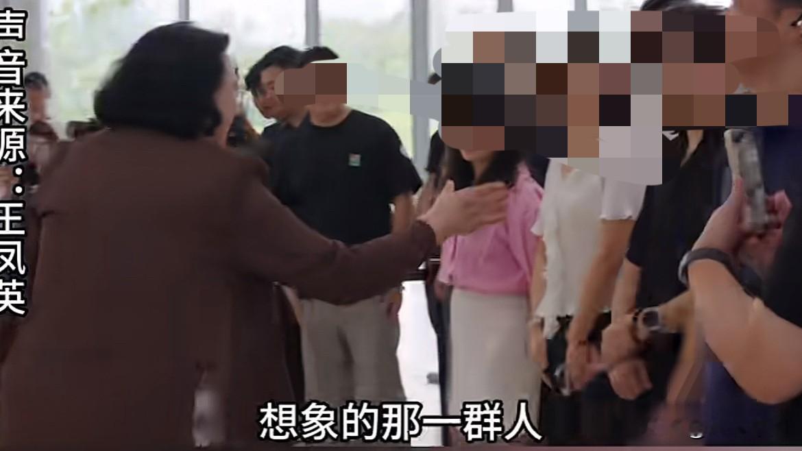 王凤英站在交付现场，说了一句话。我听完愣了一下，不是参数，不是技术，是一句特别不像车企总裁会说的话。

“开发这款车三年了，这三年里，我心里一直装着你们这群人。”

9月22日，小鹏G9L首批车主交付。王凤英主动要求为首批车主交车。一台9月17号刚上市的车，不到一周就交付。限时售价23.18万起，标
