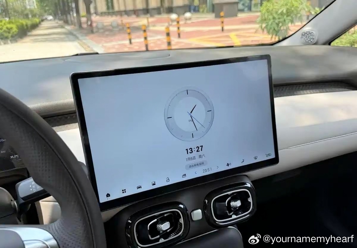 之前盲猜埃安 UT 530 宁德版的起步价会在11万出头，毕竟配了宁德时代的电池，成本摆在那里。但今天看到正式价格和随附的上市权益（交定金抵扣、免费充电桩、终身三电质保等），我只想说一句：真香！这个定价直接把同级别竞品（比如比亚迪海豚、欧拉好猫）卷到了墙角。

对比我之前关注过的同价位车，UT ​