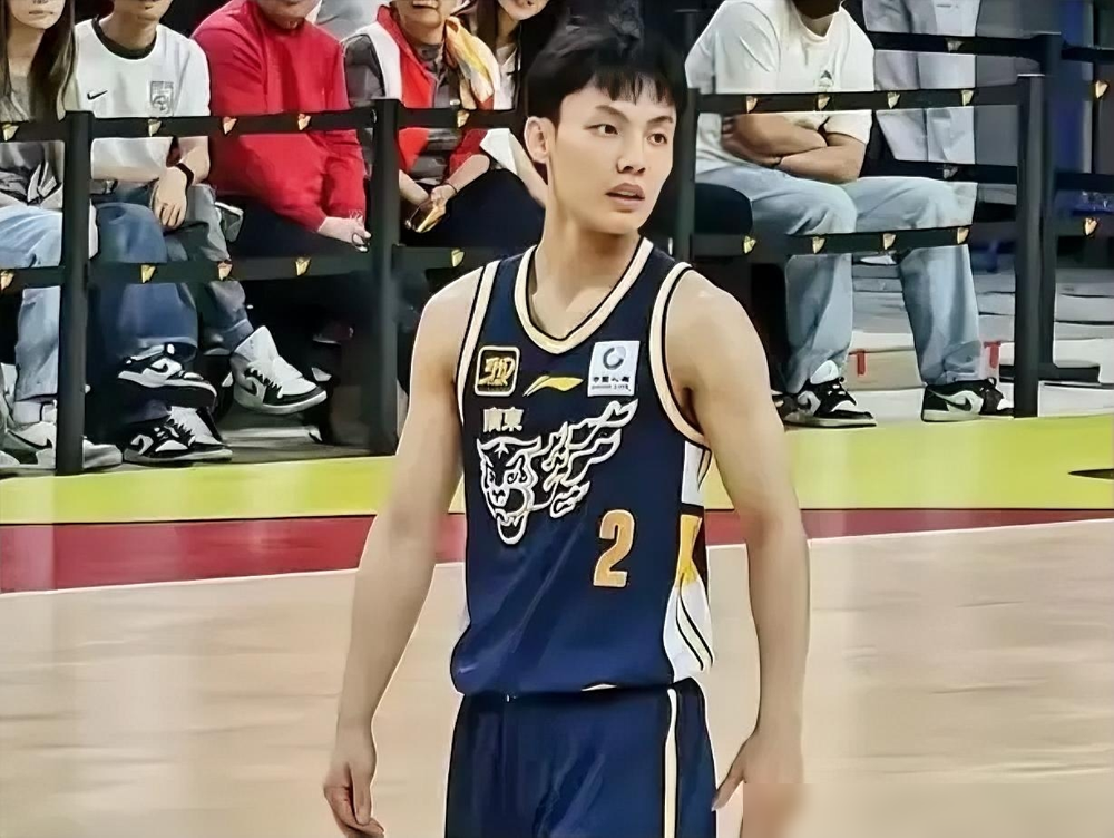 广东队输球的锅别甩给杜锋了，赛后才曝出，胡明轩脚都烂了，还在场上咬牙跑...