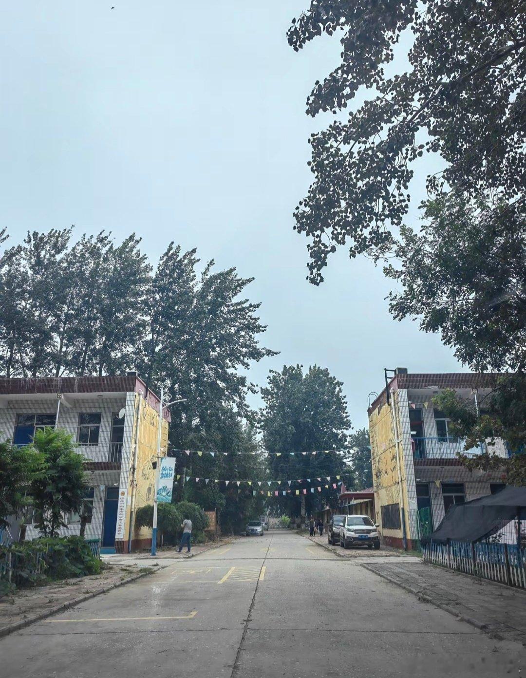 #多地小学改为养老院#从朗朗读书声，到声声笑语，废弃的小学建成了养老院，老学校有了新使命，大家的小学现在怎么样了，有没有回去看过的？ ​