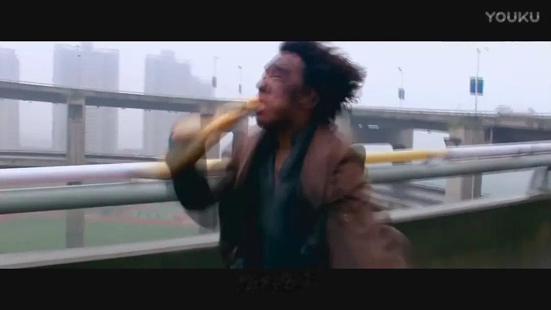 深夜下班在小吃摊前面点了碗牛肉羹，老板煮了好久，都开始表演新闻联播擦桌子了，我有点恍惚自己是不是忘记付钱在这站了很久，老板又不好意思驱赶我，于是我在想要不一把抓几个肉片就跑吧，就像黄渤那样，因为我看起来也有那么狼狈。 ​