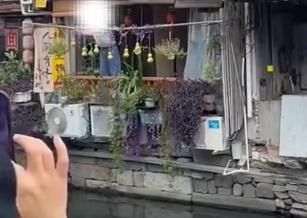 童话并未落幕！原版葫芦已摘下，隔壁店铺复刻七葫芦继续供游客打卡
 
 
绍兴葫芦娃爷爷为躲避络绎不绝的游客，无奈把自家七个葫芦全部剪下，希望回归安稳生活。可有意思的是，隔壁一家咖啡店商户，自行采购挂上七个复刻葫芦，继续供游客拍照打卡。
 
店家表示，是想不让远道而来的游客留有遗憾。不少游客被吸引到隔
