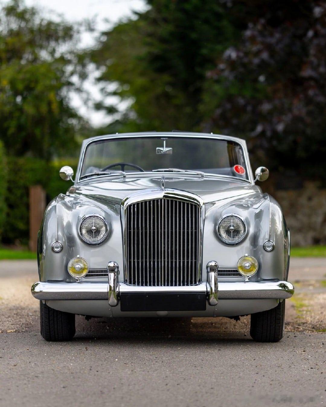 《经典名车 展示》赏析：这台1956年款 宾利 S1 Continental Drophead Coupé古董敞篷车！是战后诞生的伟大杰作，被温柔时光珍藏的历史经典。该车型是仅 58 辆右舵版本中的其中一辆，车辆采用 Park Ward 完全定制的 700 号车身样式设计。全手工打造的铝制车身试样，置于备受赞誉的 Continental车型底盘之 ​