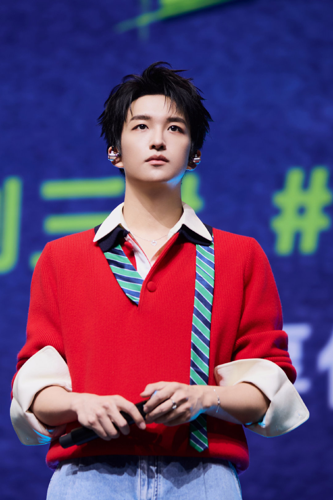 #黄子弘凡说唱巅峰对决# hzhf#雪碧酷爽代言人黄子弘凡# 

我要求的不多 只希望你快乐

​
