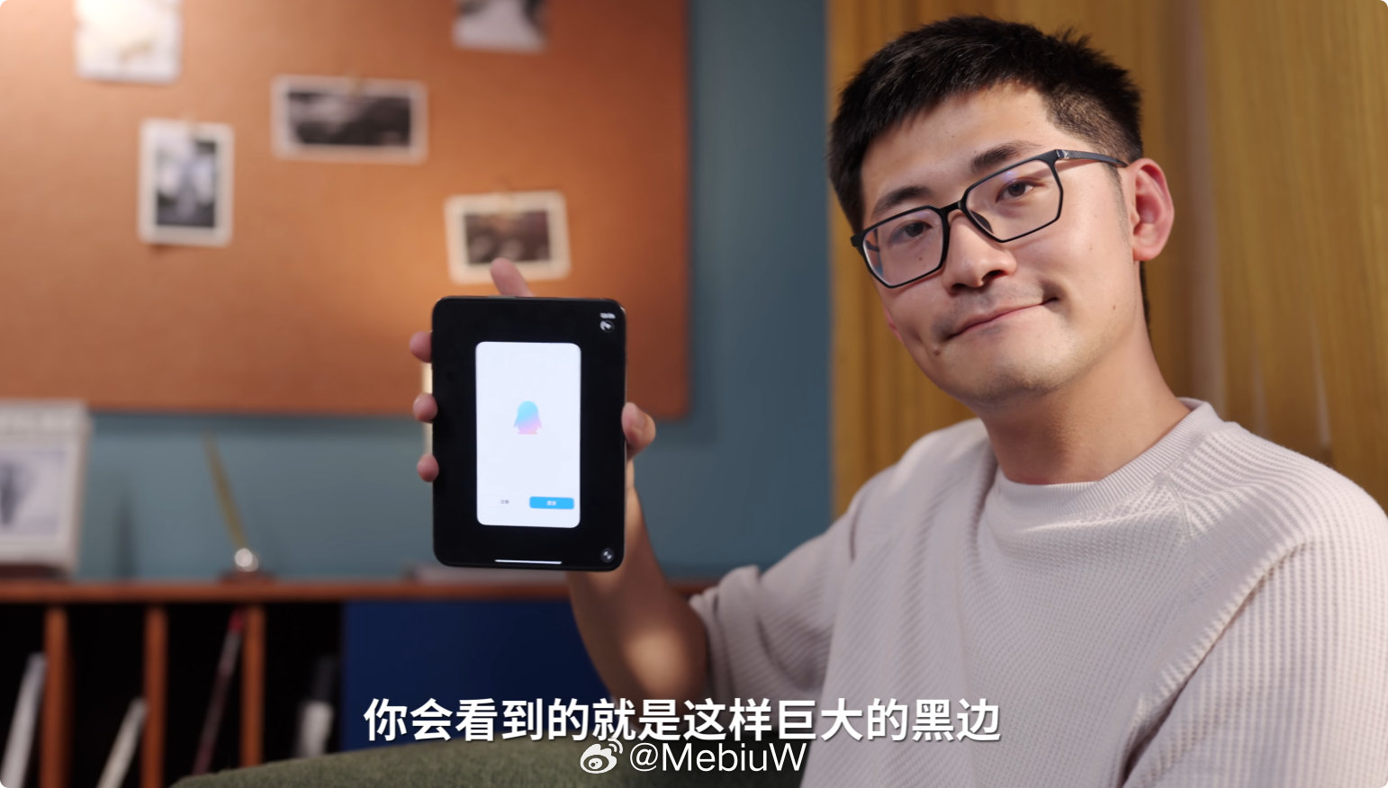iPhone Duo 对于未经适配的应用，不采取强制拉伸到满屏的策略挺好的。

虽然看着丑，但不至于太没法用，强制适配比例会狠狠划账。

PS： iOS可以等比例拉大 ​