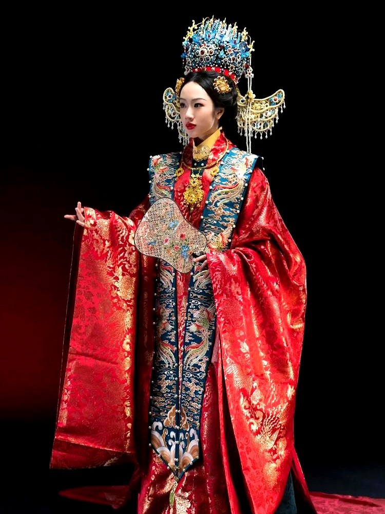 15岁闺女穿婚服拍大片惹争议，吴尊甩出一句：该担心的是她未来老公。

照片里NeiNei套着女将铠甲，气场全开。网友嫌他晒娃没底线，他压根不急。

底气全在饭桌上。儿子嫌馒头难吃想扔，他劈手夺过来，塞进自己嘴里直接咽下去。平时他天天把着方向盘接送俩娃，睡前还要挨个屋串门聊天。

家里老婆负责瞪眼训人