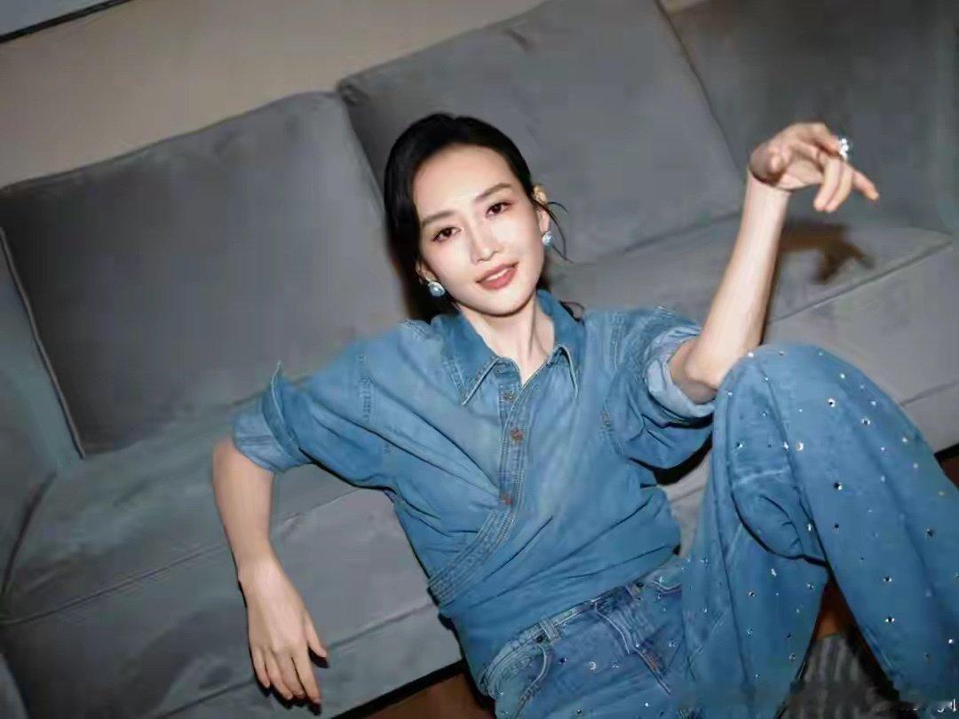王鸥44岁生日同王凯合照，一眼梦回《伪装者》 ​