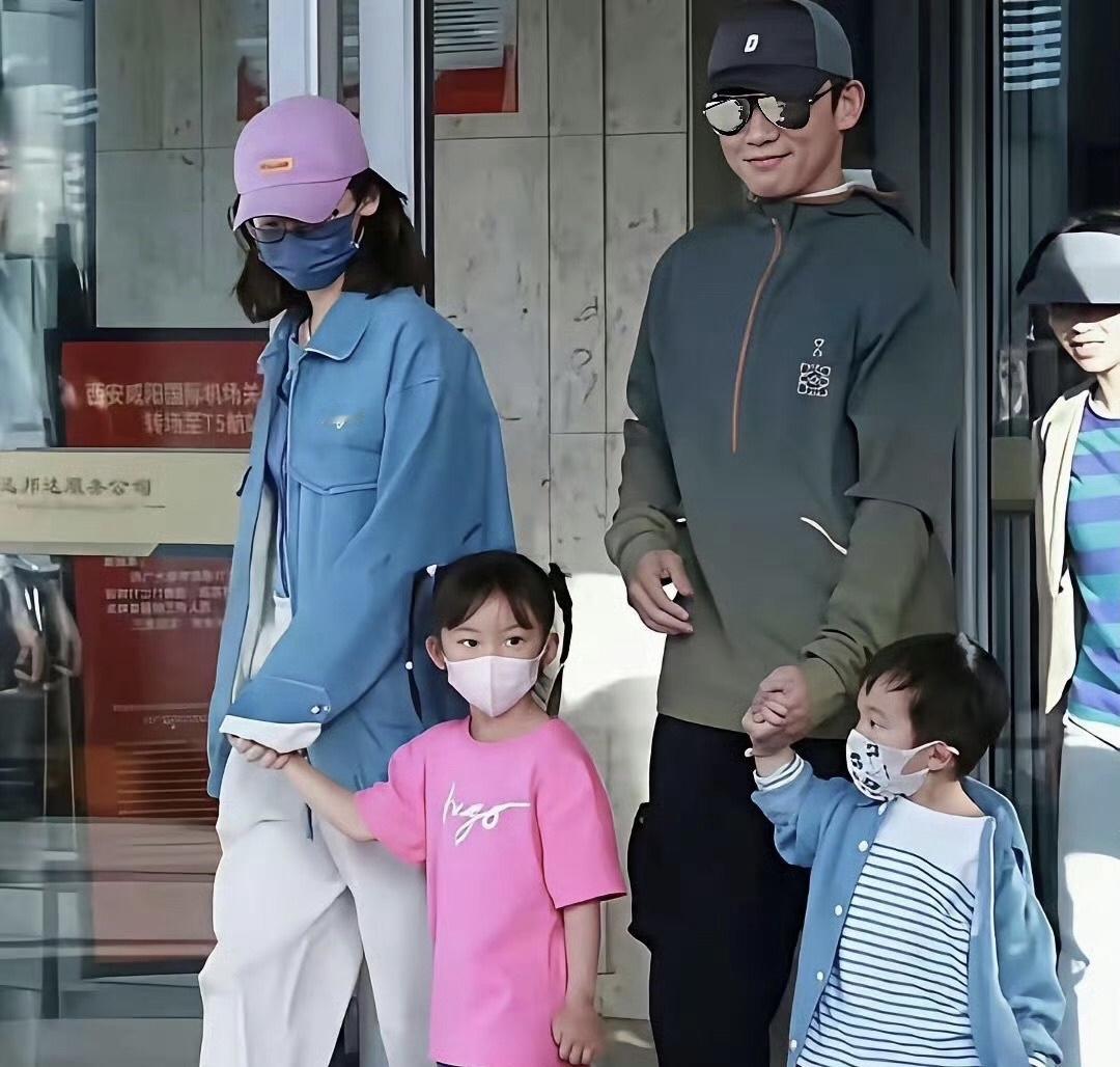 还是苗苗让郑恺彻底收心，五年三娃，把日子过成了最安稳幸福的模样。