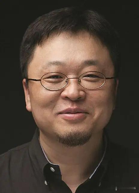 罗永浩麻烦来了，有人举报他涉嫌偷税漏税
投资人郑刚实名举报罗永浩这件事，最近在网上吵得沸沸扬扬。

举报里说，罗永浩借用罗永秀、黄贺还有李钧等人身份，注册几十家空壳合伙企业，走完账就注销，涉嫌偷税漏税。还提到就算公司注销，税务依旧可以追溯核查。

罗永浩回应称：对方属于诬告，已经留存证据，要追究法律