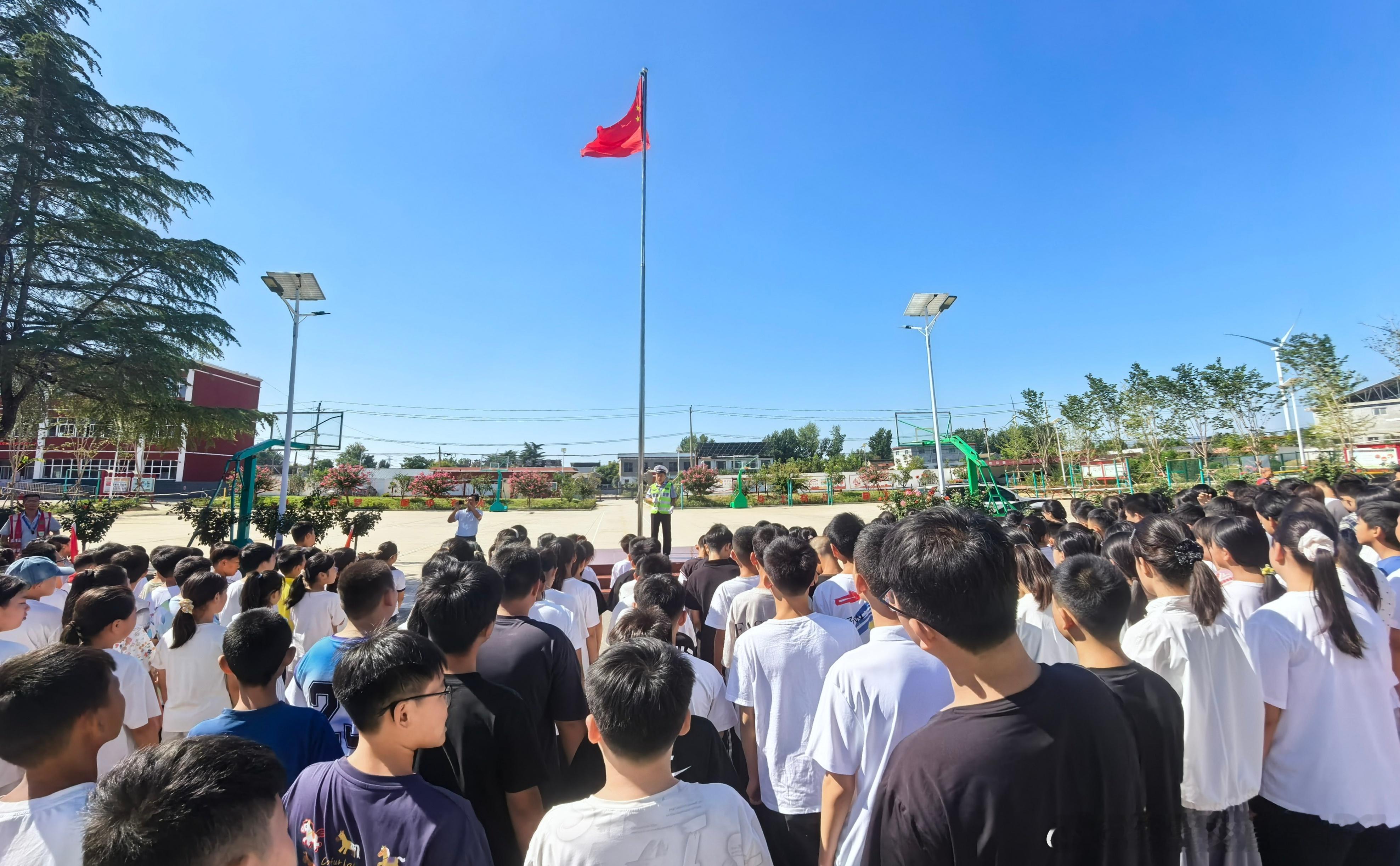 #豫筑平安.护航中原# 9月1日淇县中小学校秋季开学首日，淇县公安局交管大队民辅警走进辖区淇水中学，开展秋季“开学第一课”交通安全主题宣讲活动，全力守护学生上下学出行安全。
本次宣讲结合秋季道路交通特点与校园周边实际路况，围绕学生日常出行习惯展开。民辅警通过面对面讲解、摆放宣传图板、发 ​