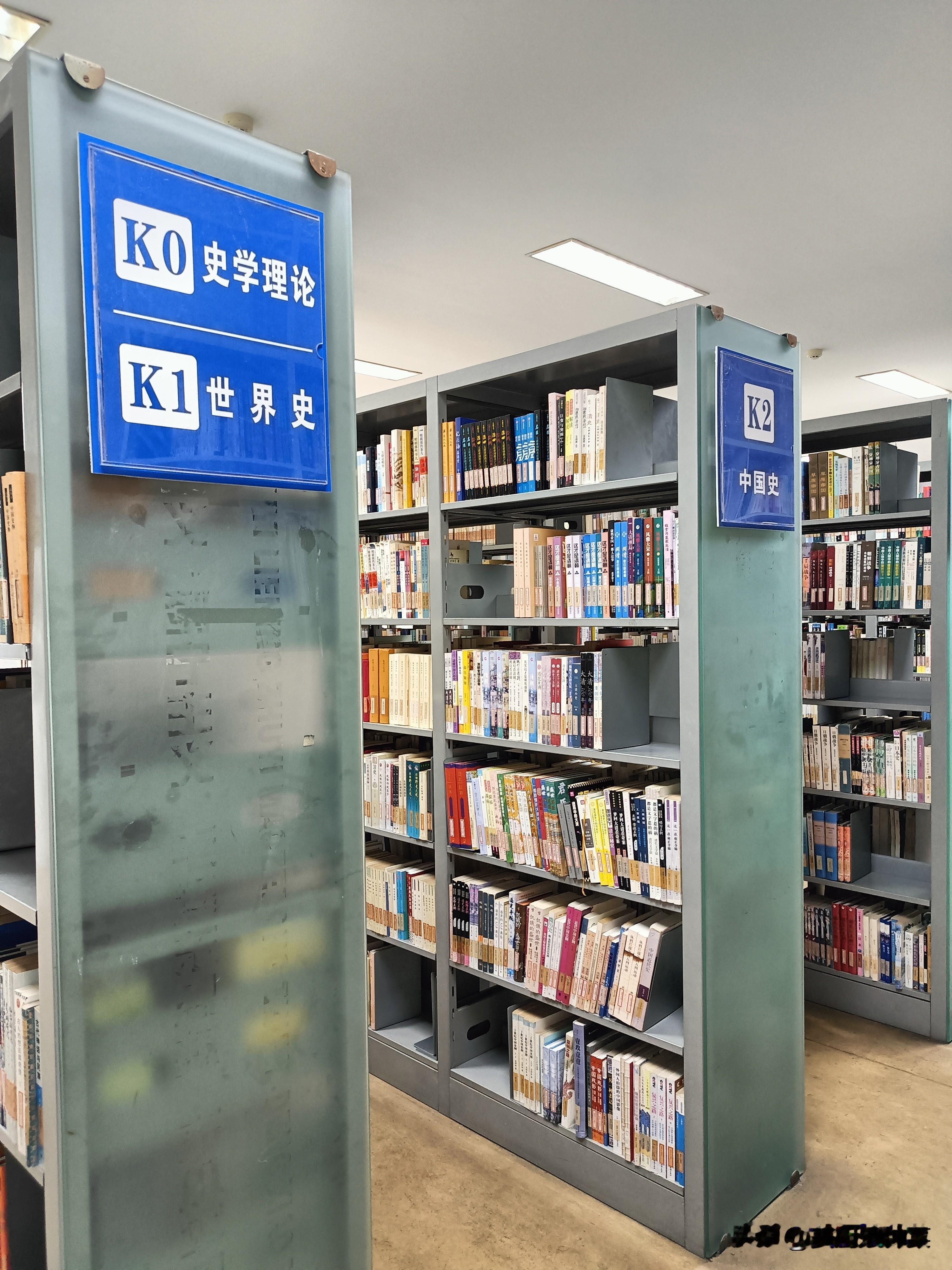 历史总是惊人的相似杨广成败之论 。
刚翻完隋朝的相关史料，隋文帝杨坚逼迫自己的外孙——北周的幼帝禅位，就此建立了隋朝。按照规制，杨坚本应由长子杨勇继承帝位，可次子杨广用尽种种手段，最终除掉杨勇，顺利登上帝位，谁也没料到他年至五十时，在江都被自己的亲信杀害。
李渊和杨广是表兄弟，李渊侥幸躲过了杨广