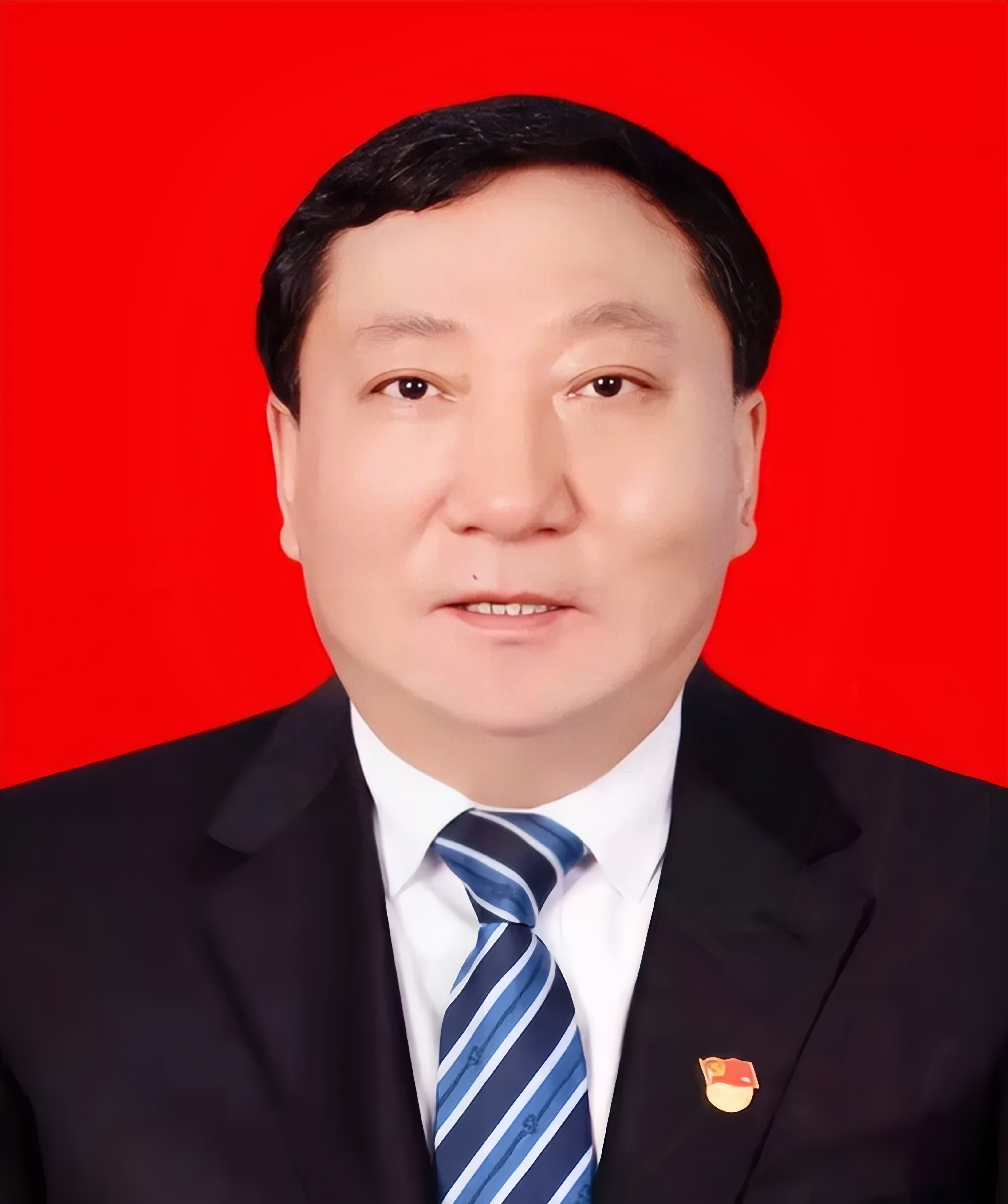 ……刚吃过饭，打开手机就看到，
退休近两年的甘肃厅官（鞠毅）终究还是没能“躲”过去，涉嫌严重违纪违法被查了。
退休就意味着“安全着陆”？这想法未免太天真了。

翻翻履历，这位可是典型的“实权派”。从张掖城建起家，深耕土地、交通这些油水最厚的领域几十年，当初那叫一个风光无限，荣誉加身，谁能想到如今是这