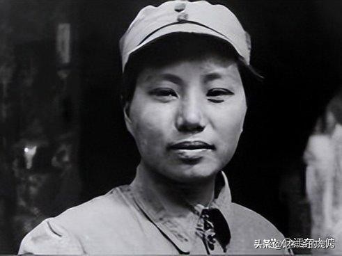 1950年女匪首受审五日不开口，第6天抬眼泛红：别问了，我是离散14年的西路军
 
1950年，新中国成立伊始，大西北剿匪工作全面铺开。为肃清残留反动势力、安抚一方百姓，解放军在甘肃河西走廊开展大规模清剿行动，就在这次行动中，抓获了一位盘踞当地多年的女匪首。
 
谁也不曾料到，这个被百姓畏惧、被定义