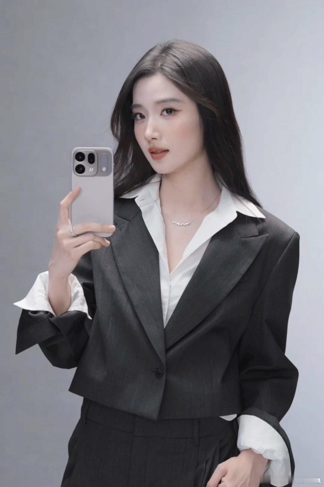 #卢昱晓[超话]# 

晓晓的手好好看！

 #oppo原相机发力了# ​