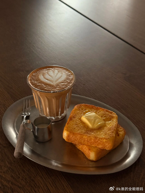 🧈☕🍞下午茶下午茶时间下午茶时光  热拿铁 | 吐司 | 咸味黄油 | 炼乳咸甜交集的美味🍴 ​​​