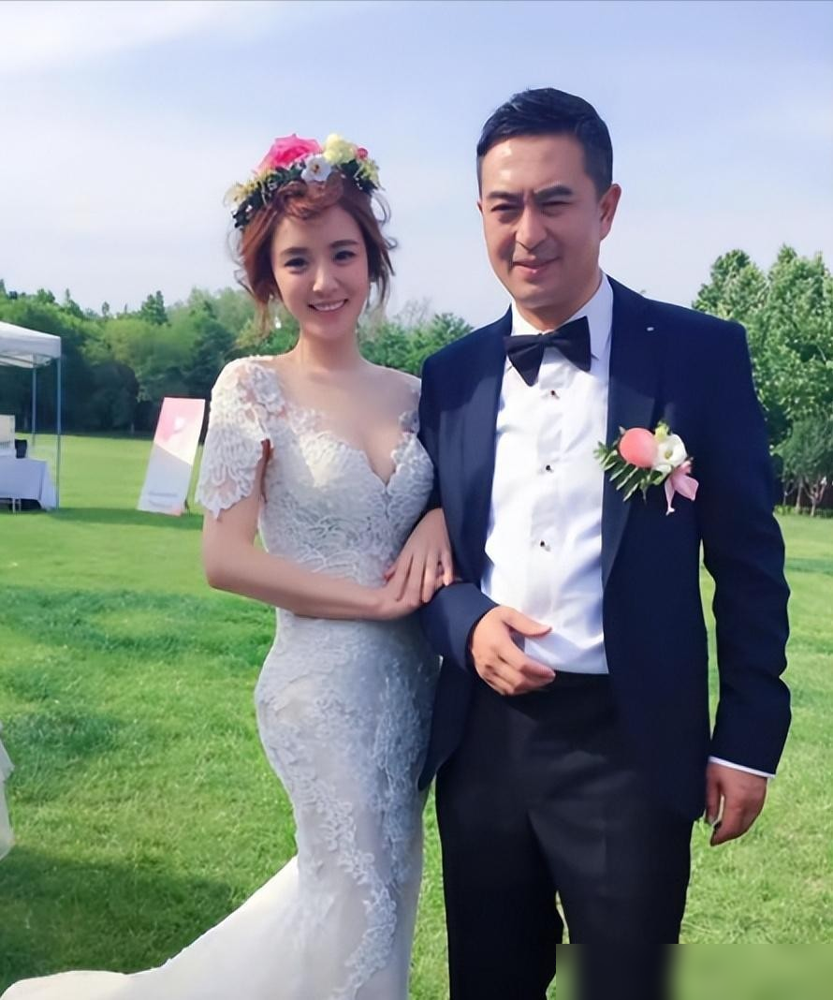 王晓晨拍38集戏亲了张嘉译100次？还天天追着问人腰好不好？
是当年拍《我的体育老师》的旧事，张嘉译有强直性脊柱炎，腰不好全剧组都知道，王晓晨这话根本不是八卦，是怕拍跳抱、转圈的亲密戏份伤着他。
100场吻戏拍下来，张嘉译嘴唇都被亲肿过，王晓晨每次拍动作戏都提前调整力度，收工还主动帮他按腰缓解疼