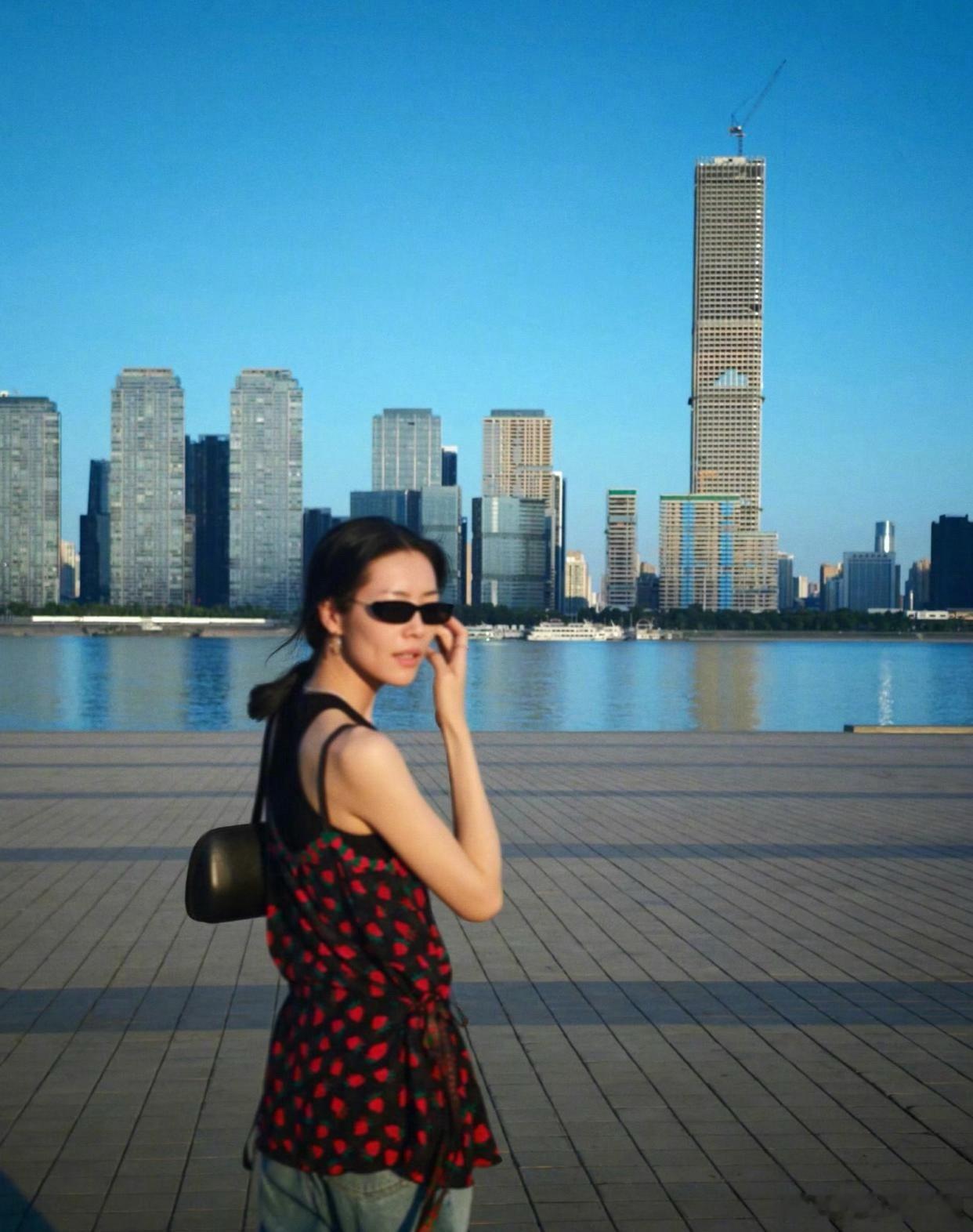 1.景甜现在面临的情况挺复杂的，赢了与割割的官司还好，一旦输了那可真的要背上巨额债务，还要被风沙。
2.柳岩一直住在广东，她和另一半小日子过的挺好，处于一个淡退圈的状态，感情没出问题，不缺钱的话不会想复出。
3.刘雯知道这段时间井柏然要为了新剧营业，在公共场合会特地和井柏然保持距离，不让 ​