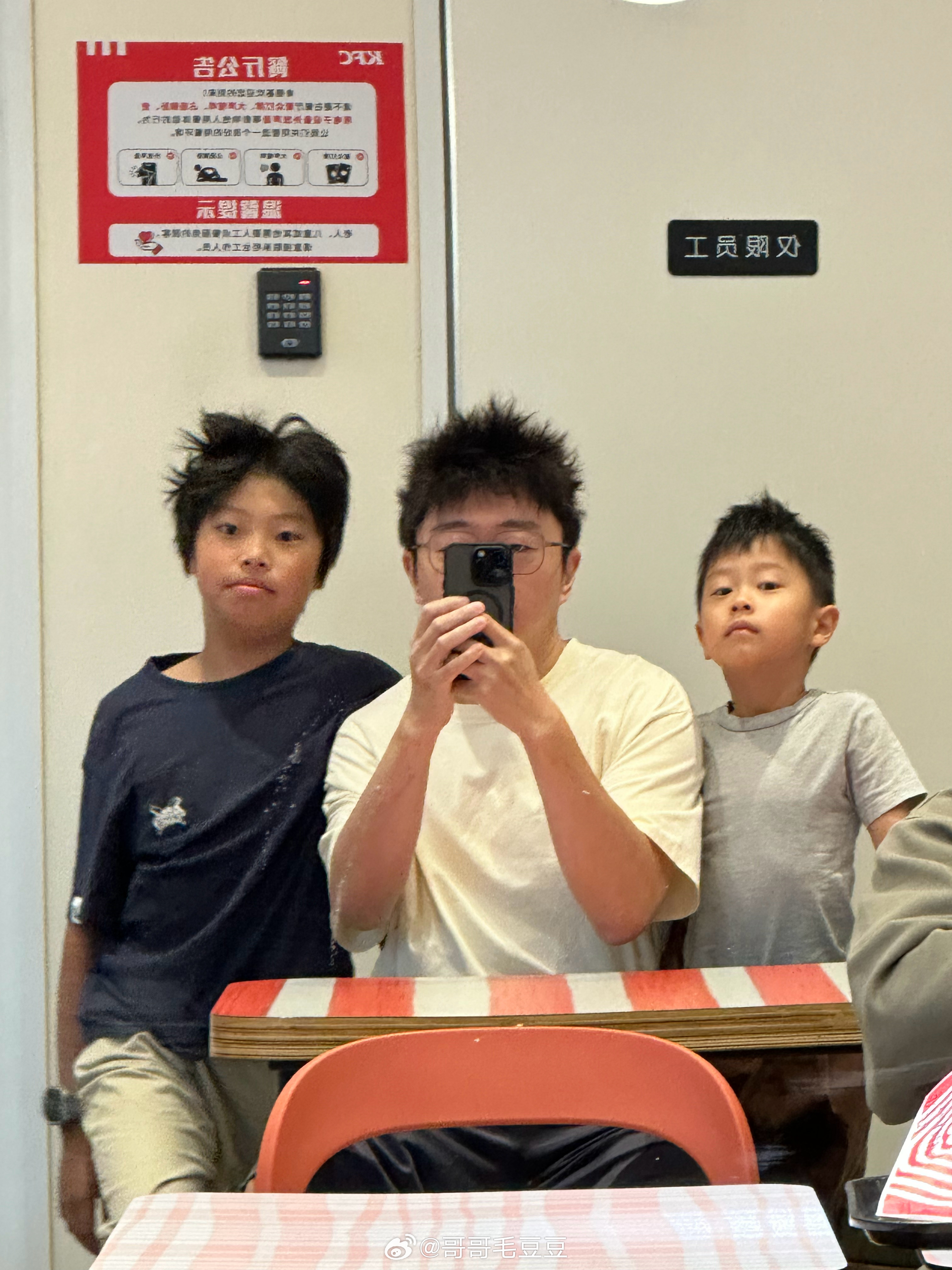 肥恩早上七点半和毛豆一起起来的肥恩大喊一声，我要去吵醒妈妈毛豆在旁边坏笑准备看好戏结果肥恩进去了几分钟里边安安静静肥恩出来时也是开开心心毛豆问肥恩：你吵醒妈妈了吗？肥恩说：吵醒了啊！妈妈说她等会就起来毛豆一脸懵我走过去说：毛豆，你知道为什么肥恩去吵醒妈妈，你妈妈不说他妈？毛豆说：为什么我：因为他在我们面前会大吼要吵醒妈妈，进去之后，肥恩会抱着你妈妈的脸又亲又摸的，还会说妈妈我好爱你啊妈妈我好喜欢你啊！妈妈你起来了吧……懂了吗？你知道你以前也会说吵醒妈妈，然后你怎么做的吗毛豆：怎么做的？我：你进去后上床又蹦又跳，跳起来后还会踩到你妈两脚毛豆惊诧似懂非懂