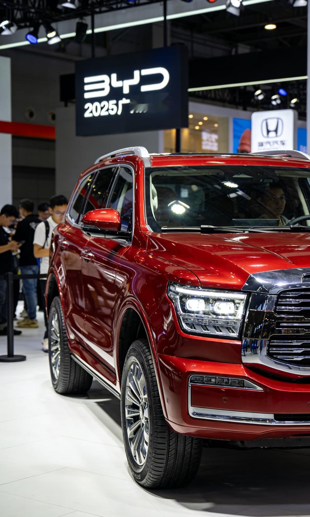 从百万超跑到亲民座驾，从智能交互到极速补能，每一处细节都定义新生活浪潮