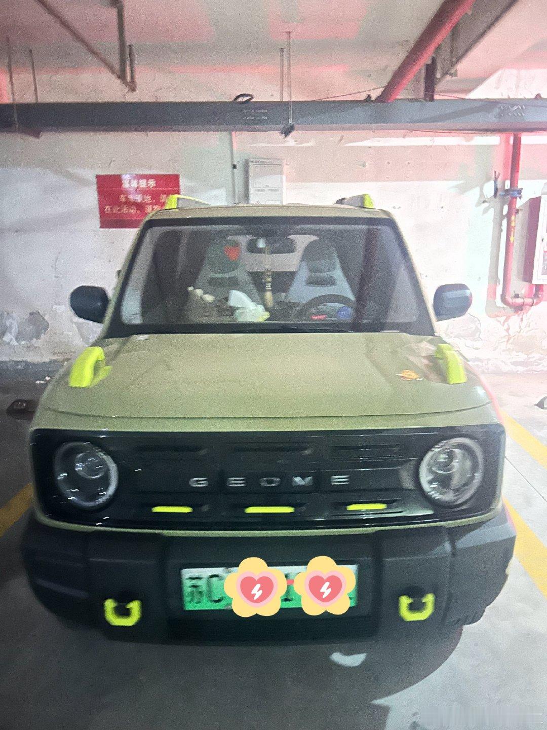 最近一直在看宝骏悦也 晚上在地库正好就看到旁边车位的同款 我想要 我看...