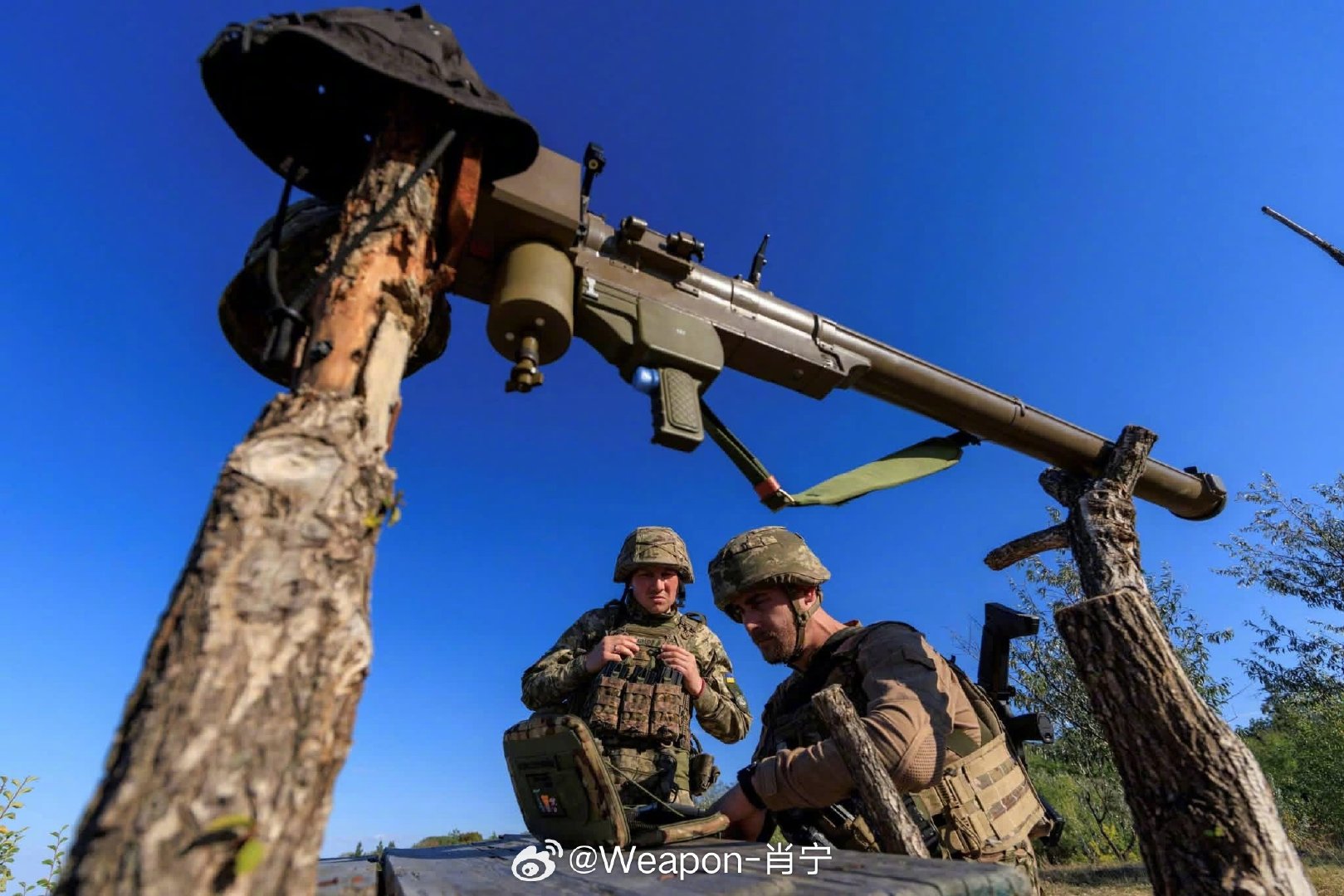 #俄乌局势新进展# 乌克兰武装部队某独立步兵旅装备的中国制FN-6便携式防空导弹。 ​