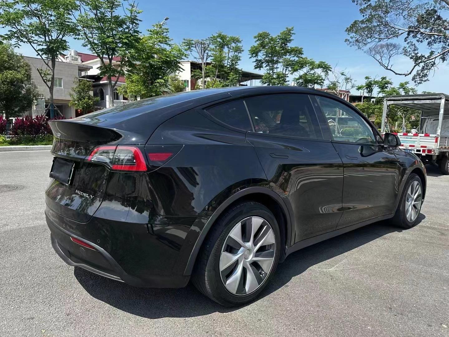 二十万级入手特斯拉 Model Y，核心决策只有两项：新款新车低配后驱，或是精品二手高配四驱 / 高性能版。两款车型售价重叠、属性分明，新车主打全新品相、省心稳定、新款工艺、官方质保兜底，适配家用代步、新手用户；二手高配主打四驱性能、大电池长续航、满配硬件、超高性价比，适配高速通勤、长途自驾、性能需
