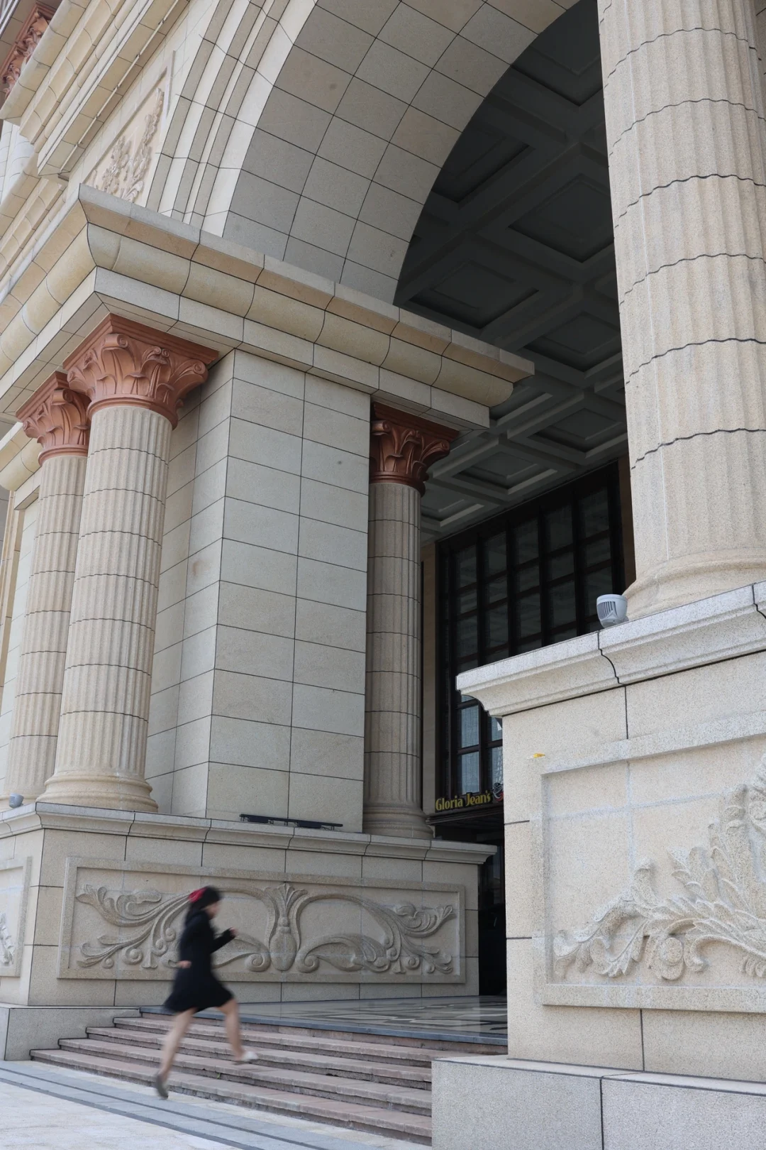 用镜头记录城市，用影像讲述生活