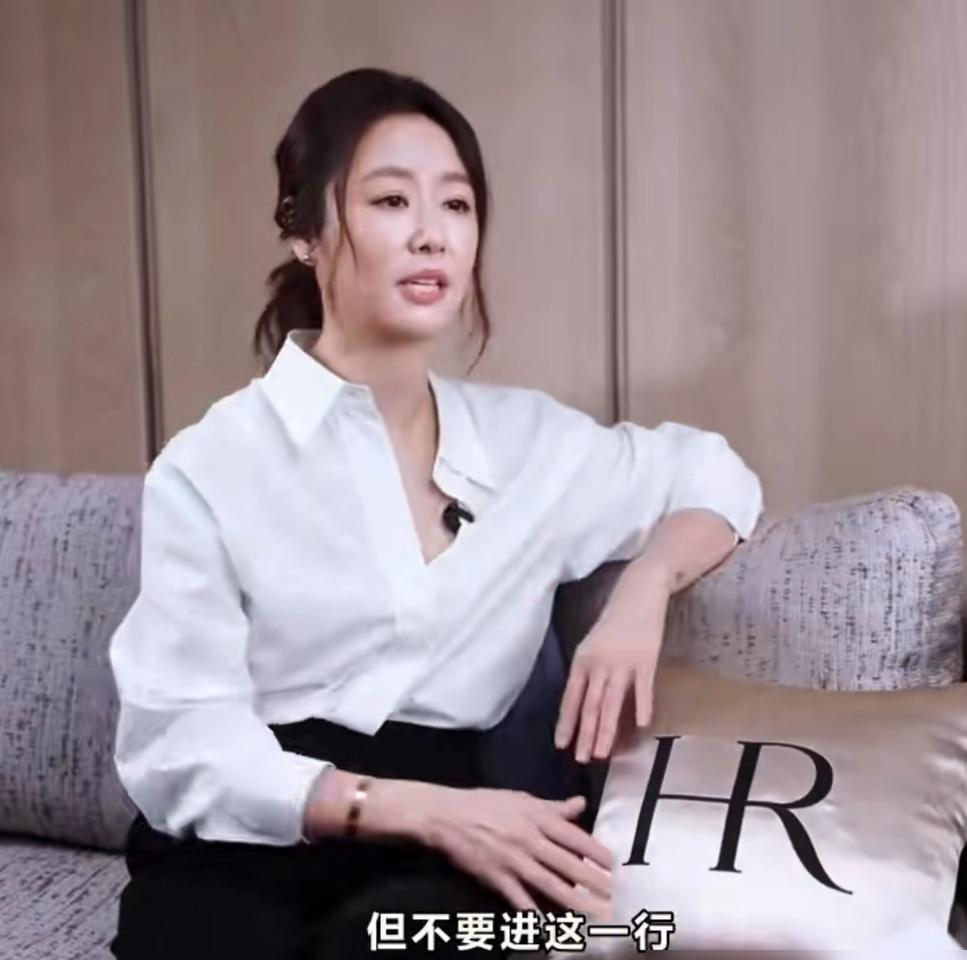 林心如不让女儿进演艺圈，这才是内娱父母最清醒的一张底牌！
林心如最近在采访里再次把话说死了——8岁女儿小海豚喜欢跳K-POP，有人问会不会送去韩国当练习生，她直接回了一句“不会，哪都别想去，给我好好待着”。她还补了一刀：自己和霍建华都是演员，经历过演艺圈不同时期的生态转变，“我不知道到她那一代会变成