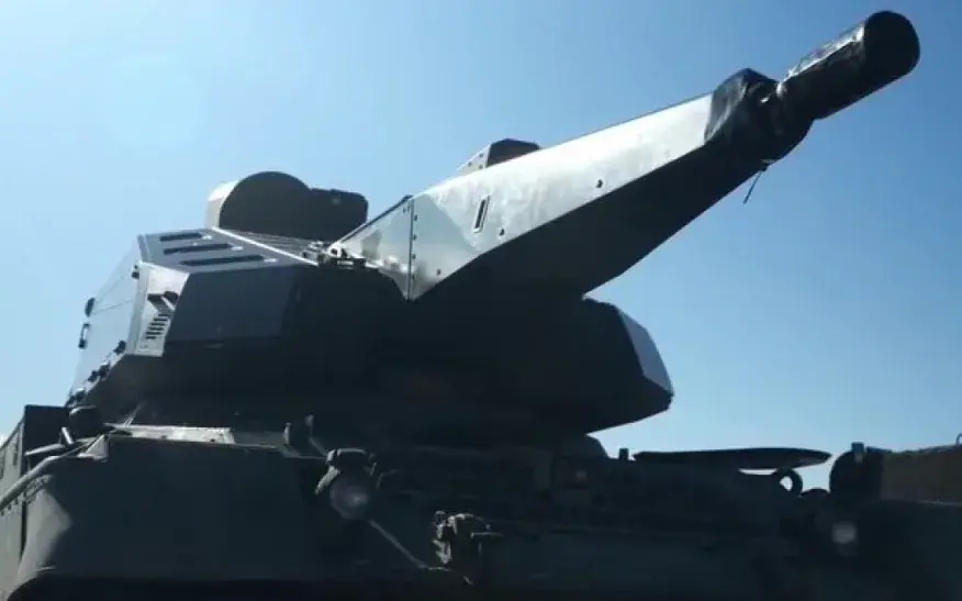 乌克兰空军第1020防空导弹与炮兵团展示压箱底的天空游骑兵35。这套东西之前一直是保密交付，现在公开，就是承认德国莱茵金属的这款新型防空炮已经进了乌军序列。莱茵金属收到的合同价值数亿欧元。
天空游骑兵35装在现代化的豹1坦克底盘上，主武器是一门35毫米KDG 35机炮，射速每分钟1000发，用的是带可 ​