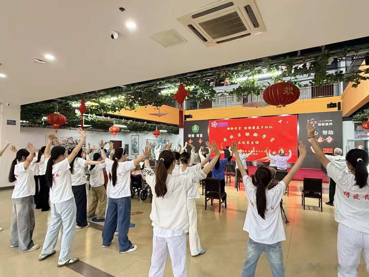 “杏林春暖，仁心永续”中医健康科普志愿服务活动
审核人：商玉婷，作者：杭华雯，拍照：杨璇，编辑：朱奕诺
“杏林春暖，仁心永续”中医致敬关爱公益行动于6月24日15:30-18:30在瑞和养老护理院、器官捐献家属家中顺利开展，面向空巢老人、器官捐献家属开展中医养生课堂，学院志愿者踊跃报名参与。本次 ​