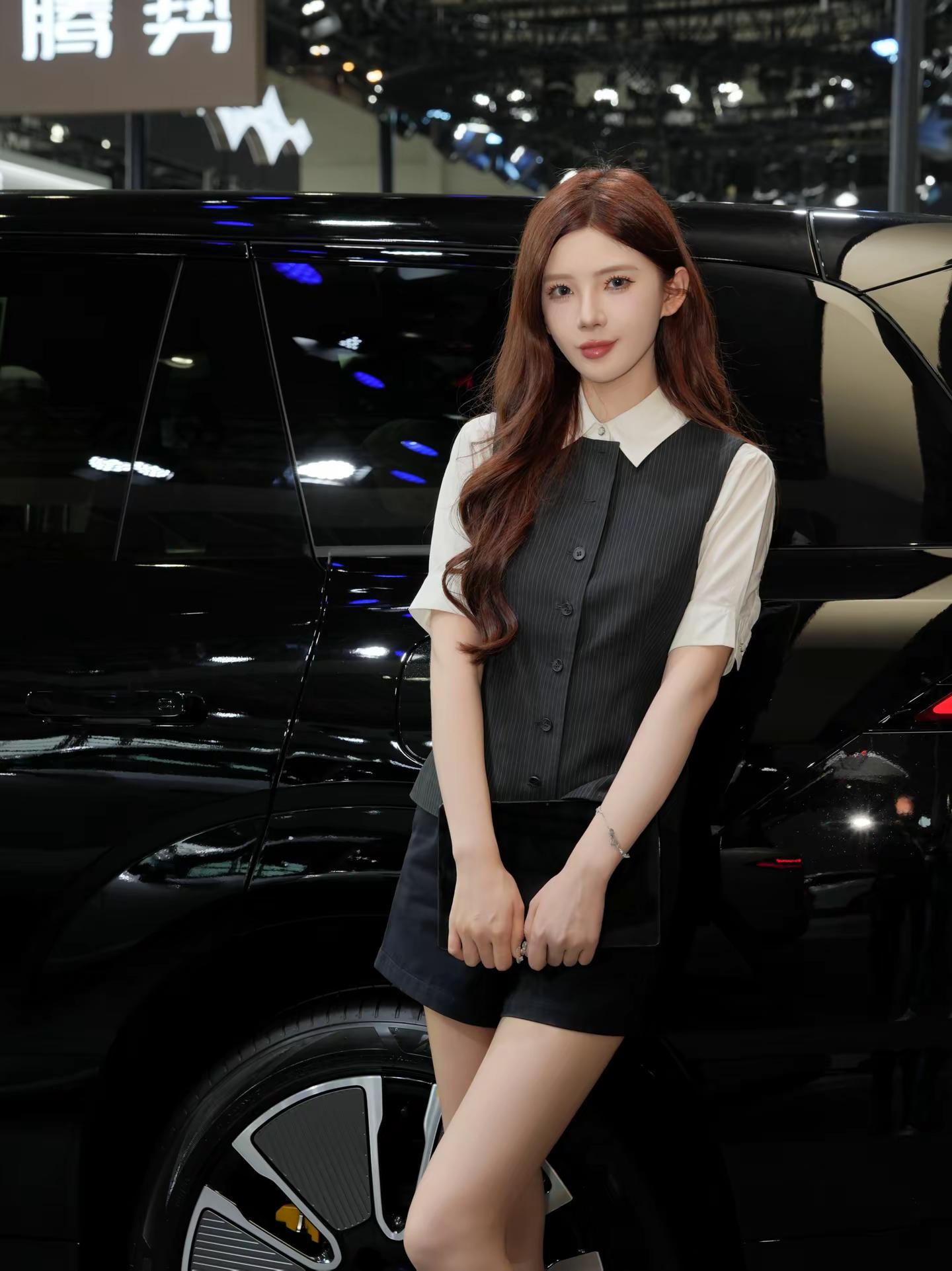 车展最美小姐姐。车展当然要把好看的小姐姐认真拍下来呀！