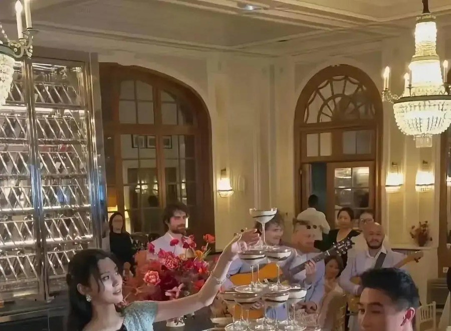 何猷君在500人的答谢宴台上，当着一众明星和政商宾客的面，说了一句实话。他说自己明明矮人家半个头，还去追小明，追到谈恋爱，追到结婚生小孩，再追到这场婚礼。
台下坐着他母亲梁安琪，坐着奚梦瑶的父母，坐着两个已经会跑会跳的孩子。这句话从一个豪门公子嘴里说出来，不是段子。何猷君身高大约173厘米，奚梦瑶1