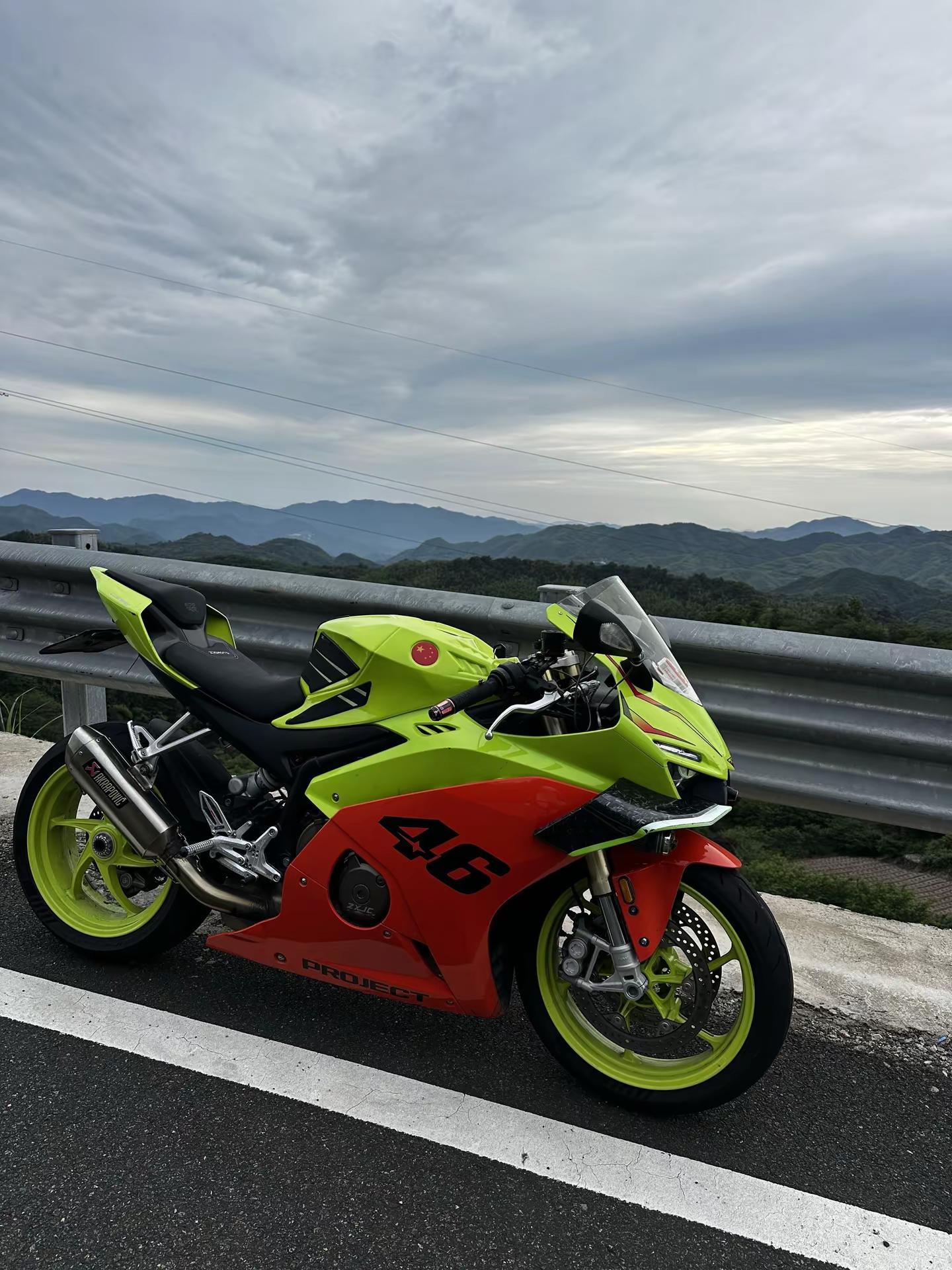 轮胎用成这样在算什么水平？张雪机车 张雪500rr