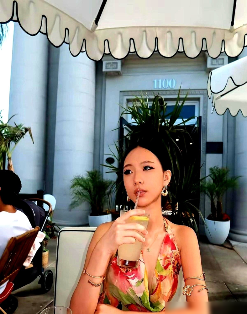有需要你回我吗？小S被大女儿一句话，怼得没声了。
她跑去许曦文自拍下留言：有需要摆这个pose吗？许曦文直接回呛：有需要你回我吗？这哪是母女，像合租室友互损。
小S天天教女儿礼貌谦虚，转头自己看韩剧，骂女儿刷短视频，女儿当场顶回去：你还不是自己在看韩剧。她也不恼，还当段子讲。
许曦文去年考上南
